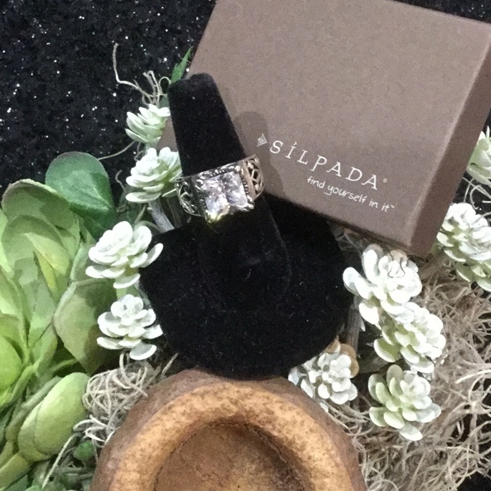 Beautiful Silpada cubic zirconia glamor ring.